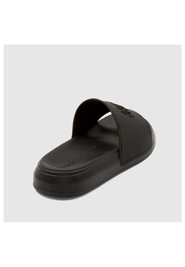 Alexander McQueen - ALEXANDER MCQUEEN Czarne klapki męskie z logo. Kolor: czarny