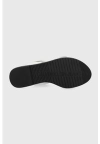 Calvin Klein Jeans klapki YW0YW00537.YAF damskie kolor biały. Nosek buta: okrągły. Kolor: biały. Materiał: materiał, guma. Wzór: gładki. Obcas: na obcasie. Wysokość obcasa: niski #3
