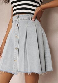 Renee - Jasnoniebieska Jeansowa Spódnica Mini z Zakładkami Hollette. Kolor: niebieski. Materiał: jeans. Wzór: aplikacja. Styl: elegancki #5