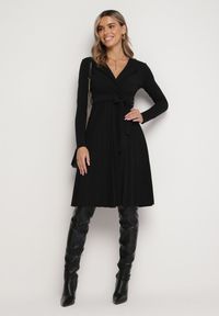 Born2be - Czarna Midi Sukienka z Plisowanym Dołem i Kopertowym Dekoltem z Materiałowym Paskiem Obebba. Kolor: czarny. Materiał: materiał. Typ sukienki: kopertowe. Styl: elegancki. Długość: midi #5