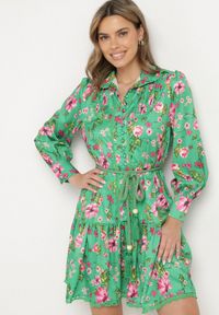 Born2be - Zielona Koszulowa Sukienka ze Stójką i Falbanką Madalyn. Typ kołnierza: kołnierzyk stójkowy. Kolor: zielony. Materiał: koronka. Typ sukienki: koszulowe #1