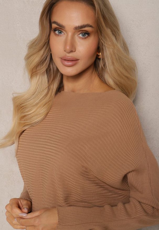 Renee - Beżowy Sweter o Klasycznym Kroju i Dekoltem w Łódkę Valorvia. Okazja: na co dzień, na spotkanie biznesowe, do pracy. Kolor: beżowy. Materiał: jeans. Styl: klasyczny