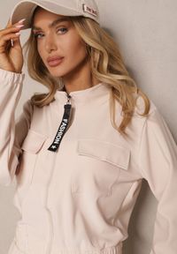 Renee - Beżowy Komplet Dresowy z Bluzą ze Stójką i Spodniami Typu Jogger Ozdobiony Kieszeniami Riadara. Kolor: beżowy. Materiał: dresówka. Wzór: aplikacja #5