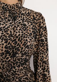 Born2be - Brązowa Sukienka Mini Rozkloszowana w Cętki Ozdobiona Falbankami Fertta. Okazja: na co dzień. Typ kołnierza: kołnierz z falbankami. Kolor: brązowy. Długość rękawa: na ramiączkach. Wzór: aplikacja. Sezon: wiosna, lato. Styl: casual. Długość: mini #5