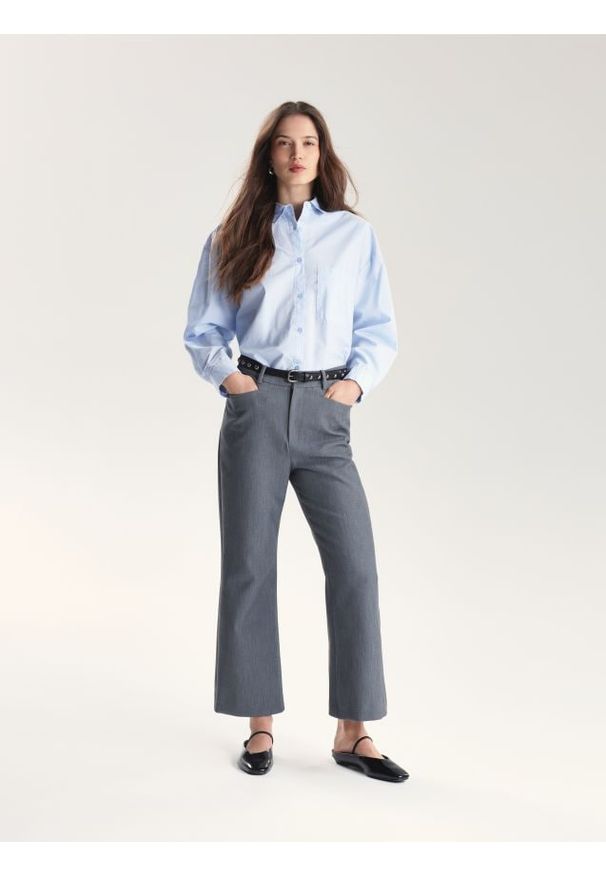 Reserved - Spodnie z ozdobnym paskiem - ciemnoszary. Kolor: szary. Materiał: tkanina. Wzór: gładki