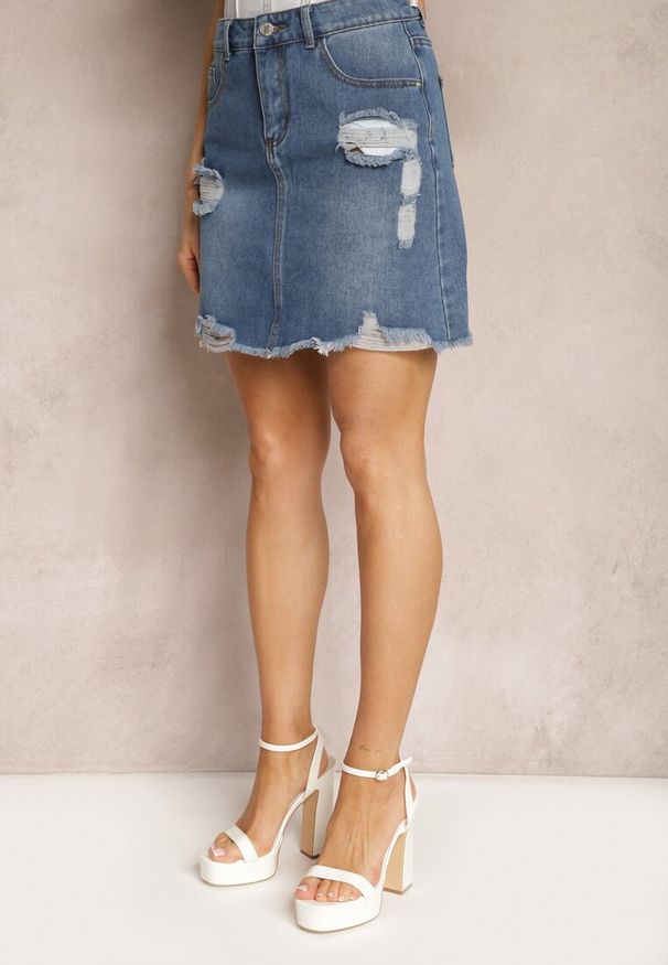 Renee - Niebieska Spódnica Jeansowa Mini Ozdobiona Licznymi Przetarciami Lerira. Kolor: niebieski. Materiał: jeans. Wzór: aplikacja