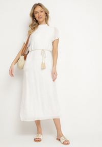 Born2be - Biała Sukienka Pudełkowa Ozdobiona Wiązaniem Napelira. Okazja: na co dzień. Kolor: biały. Materiał: jeans. Wzór: aplikacja. Styl: klasyczny, casual, elegancki #4