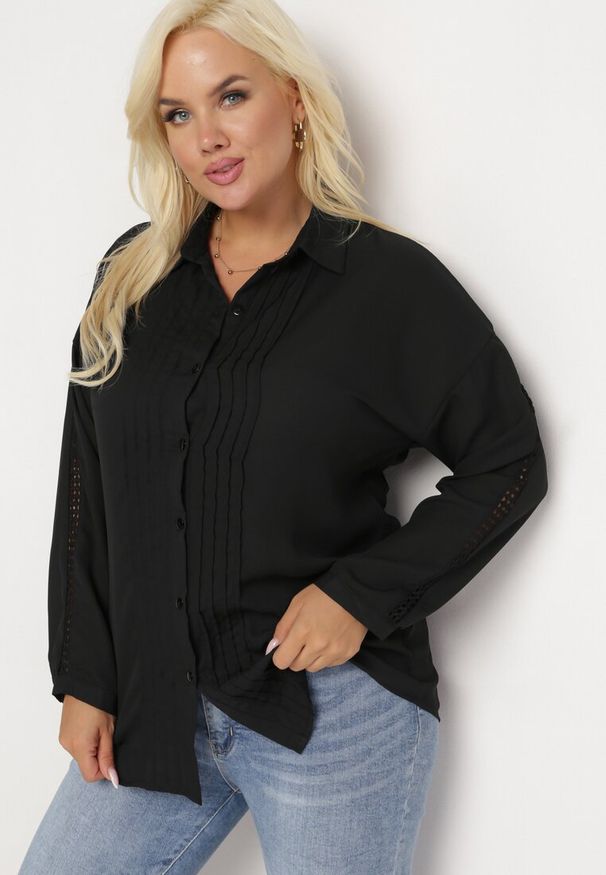 Born2be - Czarna Koszula z Delikatnymi Plisami z Przodu Anasesene. Kolekcja: plus size. Kolor: czarny. Styl: elegancki