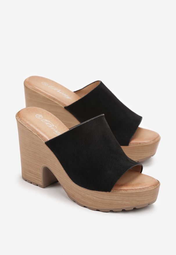 Born2be - Czarne Klapki Drewniaki z Szerokim Paskiem z Imitacji Zamszu Elanore. Kolor: czarny. Materiał: zamsz. Obcas: na platformie. Styl: boho