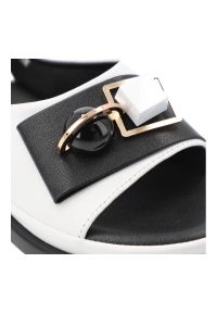 Sandały damskie S.Barski, ze skóry ekologicznej ozdobna klamra dekoracyjne kamienie lekka podeszwa casual letnie, białe, GR61-5932. Okazja: na co dzień. Zapięcie: klamry. Kolor: biały. Materiał: skóra ekologiczna. Wzór: geometria, aplikacja. Sezon: lato. Styl: casual #5