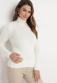 Born2be - Biały Elastyczny Golf z Wełną i Ściągaczami Ozdobiony Długim Włosem Alussone. Typ kołnierza: golf. Kolor: biały. Materiał: wełna. Długość rękawa: długi rękaw. Długość: długie. Wzór: aplikacja #5