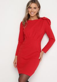 Born2be - Czerwona Dopasowana Sukienka Koktajlowa Ozdobiona Kokardą i Rozcięciem na Linnaea. Okazja: na co dzień. Typ kołnierza: kokarda. Kolor: czerwony. Wzór: aplikacja. Typ sukienki: dopasowane. Styl: wizytowy #1