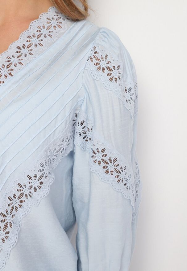 Born2be - Jasnoniebieska Wiskozowa Koszula z Koronkowymi Wstawkami i Rękawami 7/8 Kavinnema. Typ kołnierza: kołnierz z falbankami. Kolor: niebieski. Materiał: koronka, wiskoza. Wzór: koronka, aplikacja