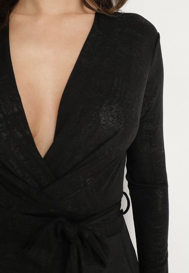 Born2be - Czarny Kopertowy Kombinezon z Wiskozą Zdobiony Wiązanym Paskiem Nalissa. Okazja: na co dzień. Kolor: czarny. Materiał: wiskoza. Długość: długie. Wzór: aplikacja. Styl: casual, elegancki