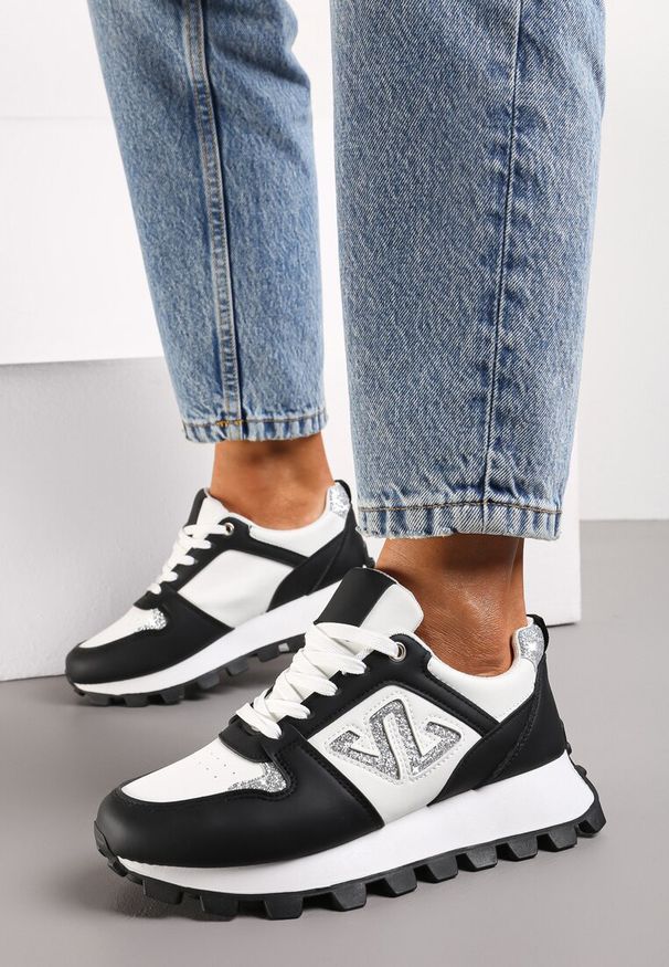 Renee - Czarne Sneakersy z Szerokim Protektorem i Brokatową Naszywką Afradia. Okazja: na spacer. Kolor: czarny. Wzór: aplikacja. Sport: turystyka piesza