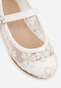 Born2be - Białe Siateczkowe Balerinki z Paskiem z Klamerką Zdobione Kwiatowym Haftem Canlea. Okazja: na spacer, na co dzień, na uczelnię, na imprezę. Zapięcie: pasek. Kolor: biały. Materiał: jeans. Wzór: aplikacja, haft, kwiaty. Styl: casual #2