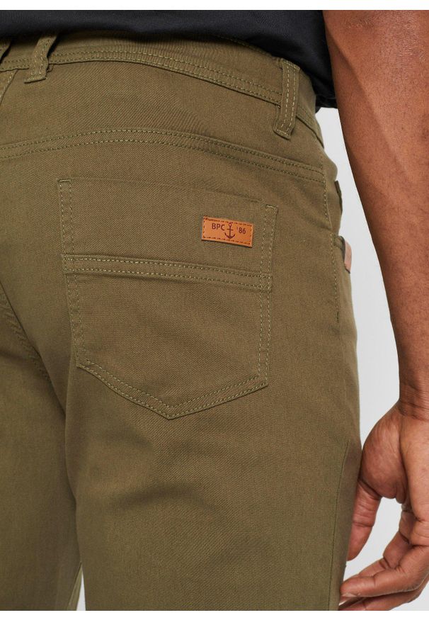 bonprix - Spodnie ze stretchem regular fit, prosta nogawka. Kolor: zielony. Materiał: skóra