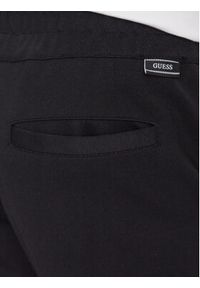 Guess Spodnie materiałowe M3YB18 KBT22 Czarny Regular Fit. Kolor: czarny. Materiał: materiał, wiskoza