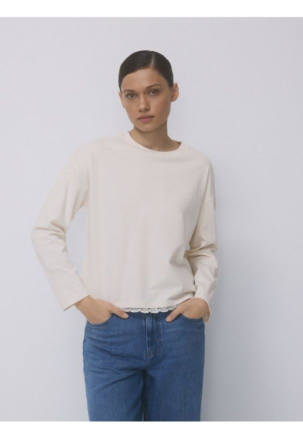 Reserved - Bawełniany longsleeve z koronką - kremowy. Kolor: kremowy. Materiał: bawełna, koronka. Długość rękawa: długi rękaw. Wzór: koronka