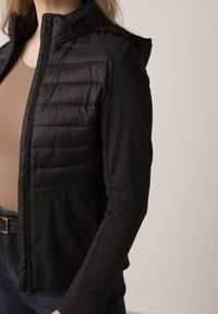 Born2be - Czarna Pikowana Kurtka Przejściowa z Kapturem i Elastycznymi Rękawami Nikitha. Okazja: na co dzień. Typ kołnierza: kaptur. Kolor: czarny. Materiał: jeans, nylon. Styl: elegancki, casual, klasyczny, sportowy #6