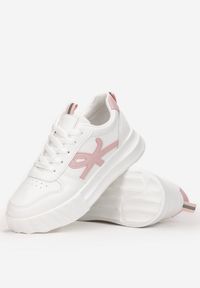 Renee - Biało-Różowe Sneakersy na Platformie Pheladia. Nosek buta: okrągły. Kolor: biały. Materiał: materiał. Szerokość cholewki: normalna. Wzór: aplikacja, geometria. Obcas: na platformie #2