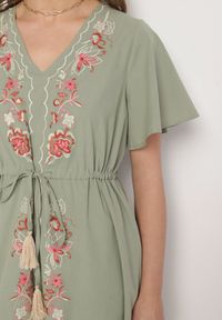 Born2be - Zielona Bawełniana Sukienka Boho o Rozkloszowanym Kroju z Haftem i Frędzlami Modixa. Okazja: na co dzień. Typ kołnierza: dekolt w serek. Kolor: zielony. Materiał: bawełna. Długość rękawa: krótki rękaw. Wzór: haft. Typ sukienki: rozkloszowane. Styl: boho #6