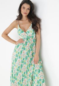 Born2be - Zielona Plisowana Sukienka Maxi na Cienkich Regulowanych Ramiączkach Iazza. Kolor: zielony. Długość rękawa: na ramiączkach. Wzór: aplikacja, kwiaty, nadruk. Długość: maxi #5