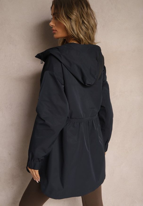 Renee - Granatowa Kurtka Parka Ściagana w Pasie Troczkami z Kapturem Evisanale. Typ kołnierza: kaptur. Kolor: niebieski. Materiał: tkanina, jeans