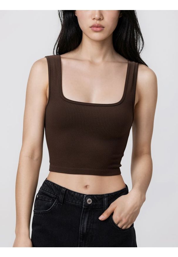 Reserved - Dopasowany top - ciemnobrązowy. Kolor: brązowy. Materiał: prążkowany, dzianina