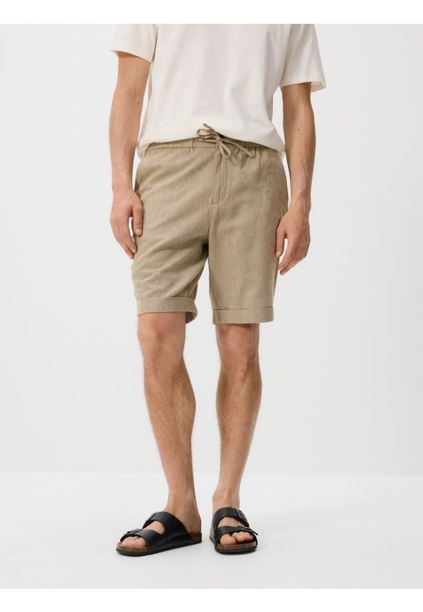 Reserved - Szorty regular z dodatkiem lnu - oliwkowy. Kolor: oliwkowy. Materiał: len