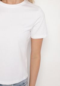 Born2be - Biały Bawełniany Klasyczny T-shirt Ralarie. Okazja: na co dzień. Kolor: biały. Materiał: bawełna. Styl: klasyczny