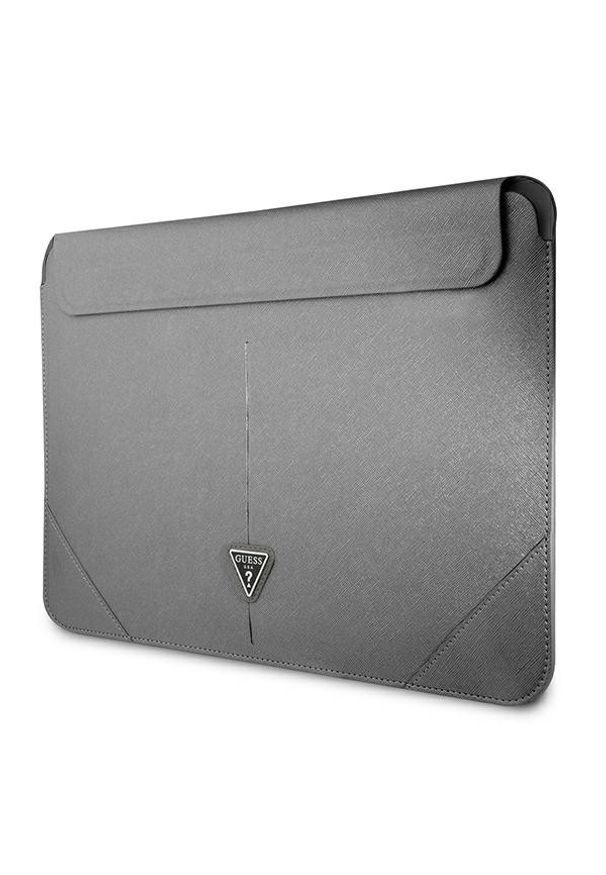 Guess Saffiano Triangle Logo Sleeve - 13'' / 14'' srebrny. Kolor: srebrny. Materiał: skóra ekologiczna, materiał