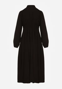 Renee - Czarna Sukienka Plisowana z Wiskozy Ozdobiona Wiązaniem Farrive. Okazja: na co dzień. Kolor: czarny. Materiał: wiskoza. Wzór: aplikacja. Styl: casual, elegancki, klasyczny #8