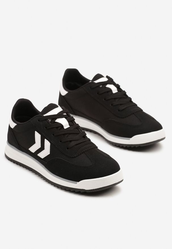 Renee - Czarne Sneakersy ze Wzorem Strzałek Faltewia. Okazja: na co dzień, na spacer. Kolor: czarny. Materiał: jeans. Sport: turystyka piesza