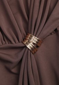 Born2be - Brązowa Elegancka Sukienka z Marszczeniami i Drapowaniem o Taliowanym Kroju z Metalowym Akcentem Azaervienne. Okazja: do pracy, na co dzień. Kolor: brązowy. Typ sukienki: proste. Styl: elegancki. Długość: maxi #4