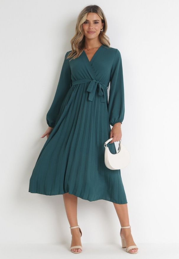 Born2be - Ciemnozielona Sukienka Mesyre. Okazja: do pracy, na randkę. Typ kołnierza: dekolt w kształcie V. Kolor: zielony. Materiał: materiał. Typ sukienki: plisowane, kopertowe. Długość: midi