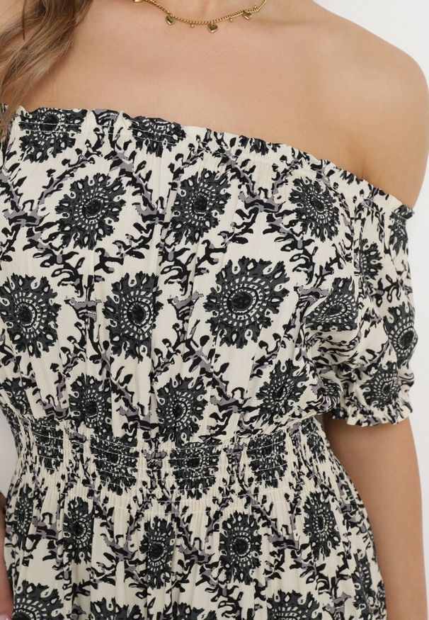 Born2be - Szaro-Beżowa Wiskozowa Sukienka Hiszpanka z Gumką w Pasie i przy Rękawkach Yilalama. Okazja: na co dzień. Typ kołnierza: dekolt hiszpanka. Kolor: szary. Materiał: wiskoza. Długość rękawa: krótki rękaw. Styl: casual