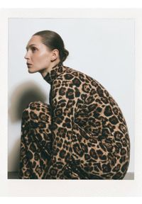 Reserved - Sukienka maxi w panterkę - wielobarwny. Materiał: wiskoza. Wzór: motyw zwierzęcy. Długość: maxi #1