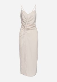Born2be - Jasnobeżowa Satynowa Sukienka Koktajlowa z Ozdobnym Drapowaniem i Rozcięciem Saligurtia. Okazja: na imprezę. Kolor: beżowy. Materiał: satyna. Długość rękawa: na ramiączkach. Wzór: aplikacja. Sezon: lato. Styl: wizytowy #4