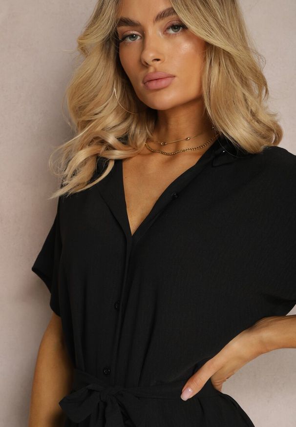 Renee - Czarna Koszulowa Sukienka z Wiskozy z Materiałowym Paskiem w Talii Gialara. Okazja: na co dzień, na spotkanie biznesowe. Typ kołnierza: dekolt w serek. Kolor: czarny. Materiał: materiał, wiskoza. Długość rękawa: krótki rękaw. Typ sukienki: koszulowe. Styl: biznesowy, elegancki, casual