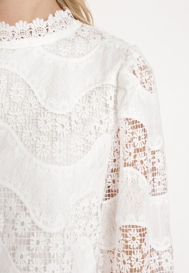 Born2be - Biała Bluzka w Koronkowe Paski z Kwiatkami i Stójką Endera. Okazja: na co dzień. Typ kołnierza: kołnierzyk stójkowy. Kolor: biały. Materiał: koronka. Wzór: paski, kwiaty. Styl: casual, elegancki