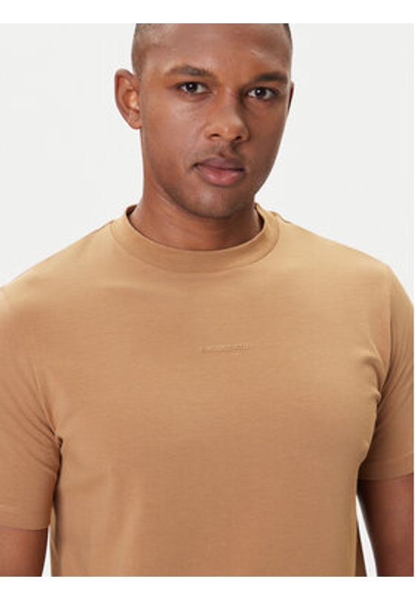 Karl Lagerfeld - KARL LAGERFELD T-Shirt 755051 554235 Beżowy Regular Fit. Typ kołnierza: dekolt w karo. Kolor: beżowy. Materiał: bawełna