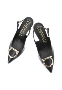 CheBello - Czółenka damskie Chebello, cholewka ze skóry naturalnej z odkrytą piętą i smukłym noskiem ozdobione metaliczną klamrą osadzone na cienkim obcasie pod. Zapięcie: klamry. Kolor: czarny. Materiał: skóra. Szerokość cholewki: normalna. Wzór: aplikacja. Obcas: na obcasie. Styl: elegancki, klasyczny. Wysokość obcasa: średni #2