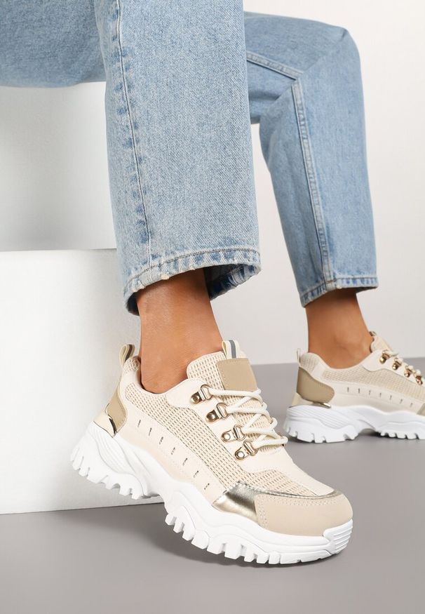 Renee - Beżowe Sneakersy w Steetwearowym Stylu na Tłoczonej Platformie Gonavielle. Okazja: na co dzień. Kolor: beżowy. Materiał: jeans. Obcas: na platformie