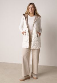 Born2be - Biała Pikowana Kamizelka o Długim Kroju z Nieodpinanym Kapturem w Romby Dephice. Okazja: na co dzień. Typ kołnierza: kaptur. Kolor: biały. Materiał: jeans, materiał. Długość: długie. Styl: casual, elegancki #3