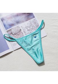 Intica - Stringi z wysokim wycięciem idealne pod obcisłe ubrania Domiziana. Kolor: niebieski. Materiał: materiał