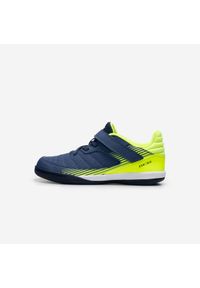 KIPSTA - Buty do piłki nożnej halowej dla dzieci Kipsta Eskudo 500 Futsal. Kolor: zielony, niebieski, wielokolorowy, żółty. Materiał: kauczuk. Wzór: gładki. Sport: piłka nożna
