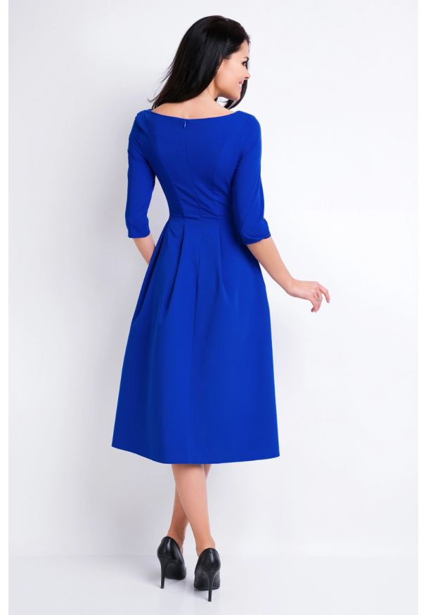 Sukienki.shop - Elegancka sukienka rozkloszowana z kontrafałdami niebieska. Okazja: do pracy. Kolor: niebieski. Styl: elegancki