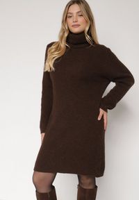 Born2be - Brązowa Sukienka Sweterkowa z Golfem z Wiskozą i Wełną Fedamira. Okazja: na co dzień. Typ kołnierza: golf. Kolor: brązowy. Materiał: wełna, wiskoza. Typ sukienki: proste. Styl: casual, klasyczny. Długość: maxi #4