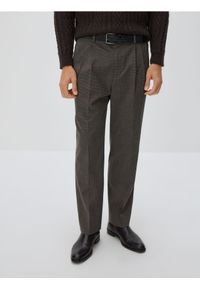 Reserved - Spodnie z plecionym paskiem - ciemnoszary. Kolor: szary. Materiał: tkanina, wiskoza #1